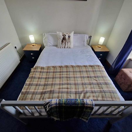Y Castell Budget Accommodation Пуллгелі Номер фото